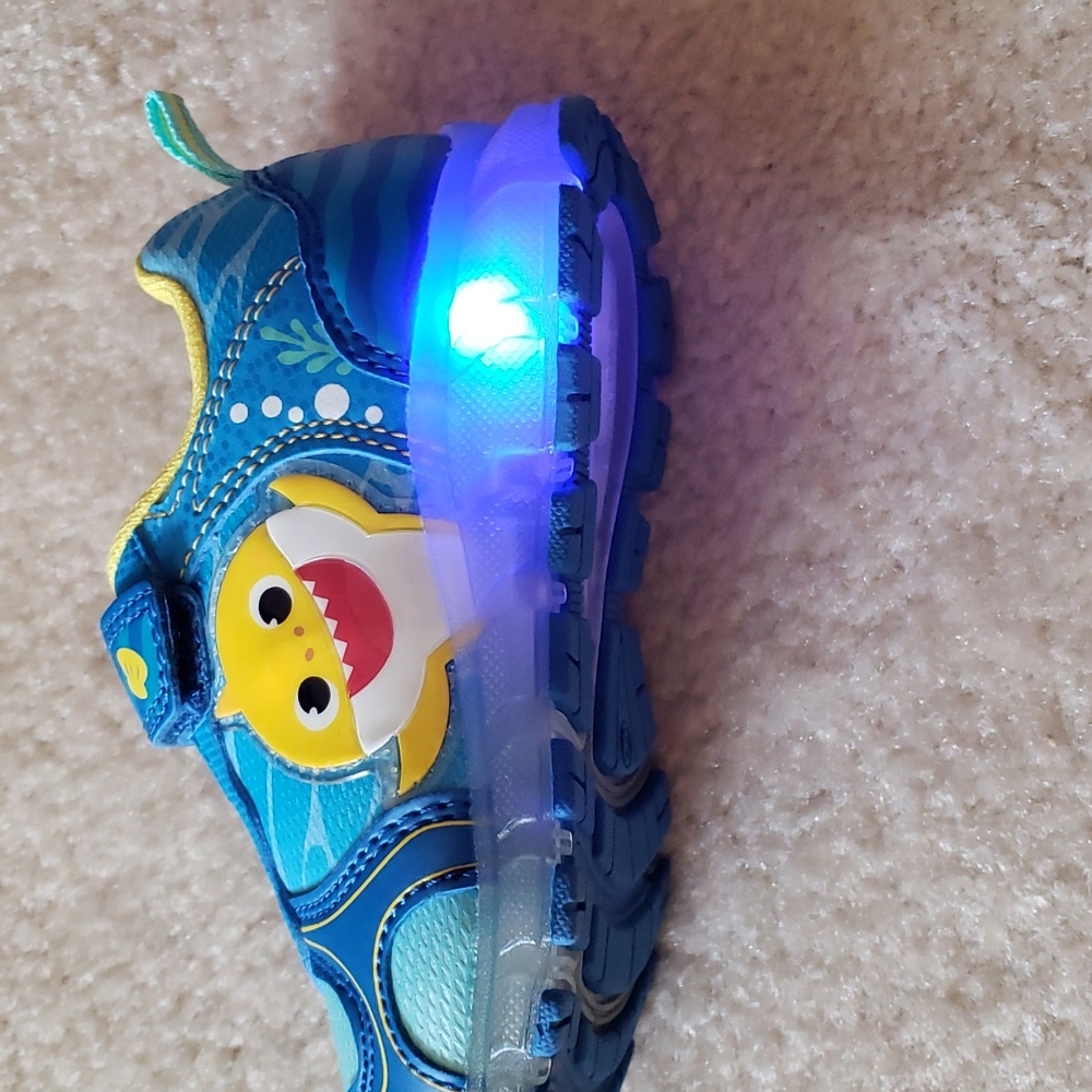 NWT LIGHT UP Sz 10 toddler Baby Shark tennis shoes Unisex
